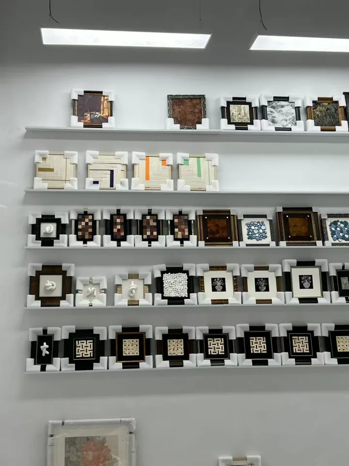 Framing and material samples displayed in the DEWANG workshop