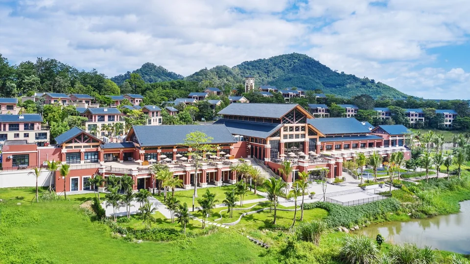 Four Points by Sheraton Hainan Qiongzhong hotel exterior